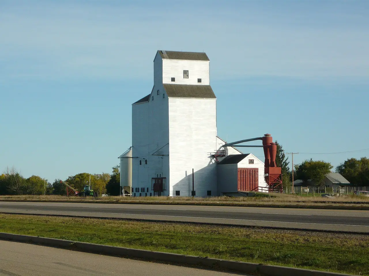 The grain elevator beside Highway 16, 2009